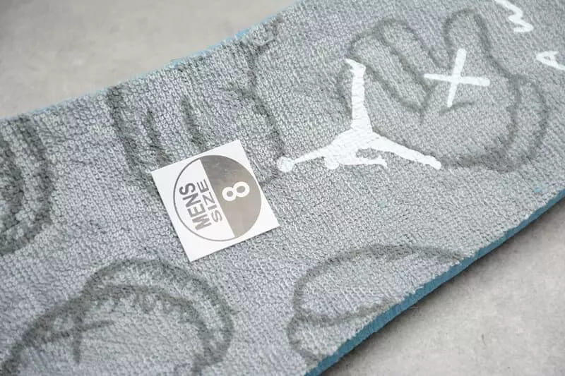 Sapatilhas Air Jordan 4 Retro Kaws Cool Grey